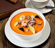 Том Ям с морепродуктами и макаронами