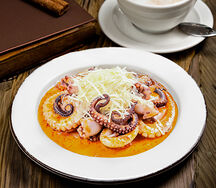 Молодые осьминоги, жаренные wok в соусе том ям, под сыром пармезан