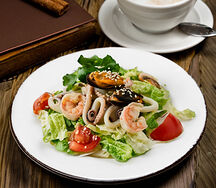 Салат с морским коктейлем