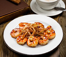 Креветки тигровые, жаренные wok в терияки-соусе, с луком фри