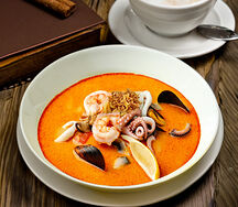 Том Ям с морепродуктами и макаронами