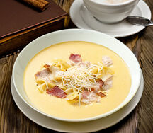 Сырный суп с индейкой, беконом и макаронами