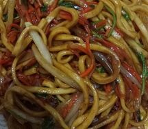 Жареная лапша с курицей