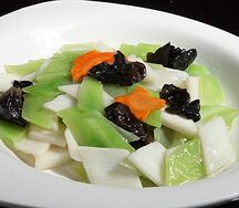 Жареные зеленые побеги бамбука с бататом и грибом