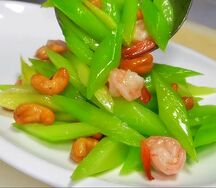 Кешью с сельдереем и креветкой