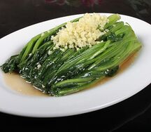 Шпинат с чесноком