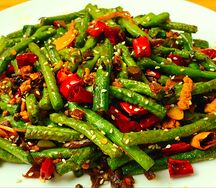 Зажаренные стручки фасоли с соусом