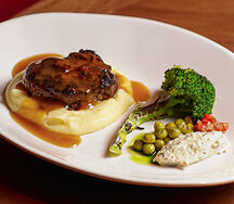 Бифштекс с картофельным пюре и соусом ремулад