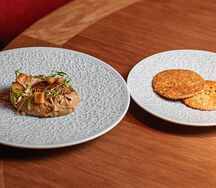 Паштет из печени цыпленка с домашним печеньем из пармезана