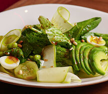 Зелёный салат с перепелиным яйцом