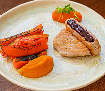 Стейк из тунца с морковью том ям