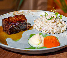 Говяжьи щечки с перлотто и соусом из печеных перцев