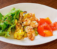 Салат с креветками и капустой карри