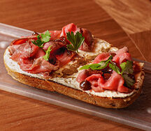 Брускетта с ростбифом, редисом и томатным айоли