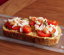 Брускетта с крабом и кремом из авокадо