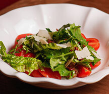 Салат с пряной курицей и соусом цезарь