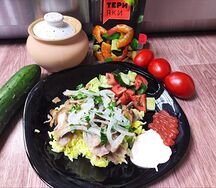 Шаурма на тарелке с курицей и рисом