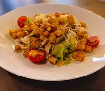 Салат Цезарь с курицей