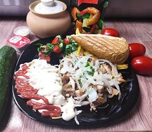 Шаурма на тарелке с курицей