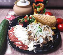 Шаурма на тарелке со свининой