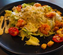 Салат Цезарь с креветками