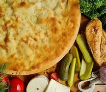 Осетинский пирог с копчёной курицей, сыром и огурцом