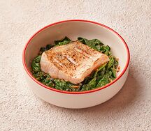 Судак с жареным шпинатом