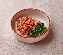 Тартар, копченый мусс и жареный шпинат