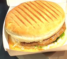 Бургер с говяжьей котлетой