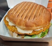 Бургер с куриной котлетой