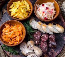 Жареная кровяная колбаса с тремя гарнирами