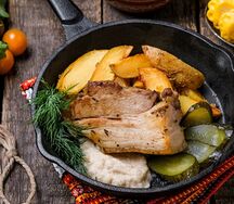 Свиная грудинка с пикантным соусом и картофелем по-деревенски