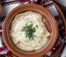 Вареники мясные, запеченные с сыром