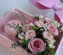 Набор торт и Цветы в премиум упаковке с бантом лучшей девушке