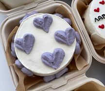 Бенто торт с фиолетовыми сердечками