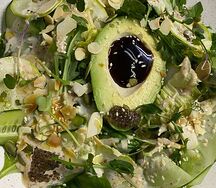 Зеленый салат с авокадо под орехово-кунжутной заправкой