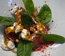 Летний салат с баклажанами и сливочным сыром