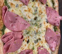 Пицца с с мортаделлой и фисташками