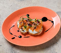 Брускетта с лососем