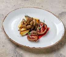 Медальоны из cвинoй вырезки