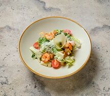 Салат Цезарь с тигровыми креветками