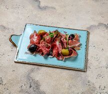 Доска с итальянскими колбасами