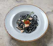 Черные спагетти с лососем и красной икрой