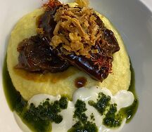 Щечки телячьи в соусе демиглас с шафраном на картофельном пюре