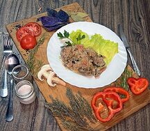 Печень куриная в сметанном соусе с гарниром на выбор