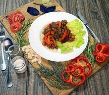 Свиные кусочки под соусом лечо с гарниром на выбор