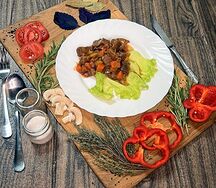 Томленая говядина с овощами и гарниром на выбор