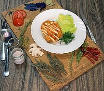 Куриная отбивная под ананасом и сыром с гарниром на выбор