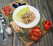 Куриное фрикасе с шампиньонами и гарниром на выбор