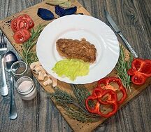 Свиная отбивная под шампиньонами и сыром с гарниром на выбор